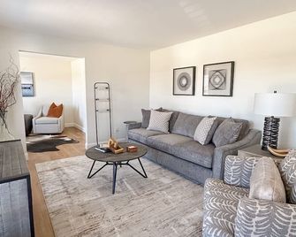 Luxury furnishings, space for everyone. Great location! - Radcliff - Huiskamer