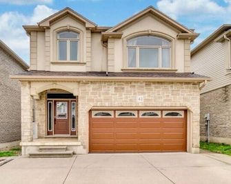 Huge Family Home Sleeps 10 With 3 Parkin - Kitchener - Building