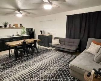 Cozy Adventure Casita - Saint George - Living room