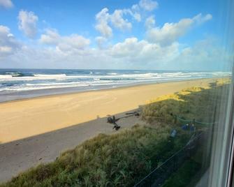 Sea Gypsy Condo Front Row Seat to Sunsets, Beach, Summer Fun\nSwimming pool, BBQ - Lincoln City - Beach