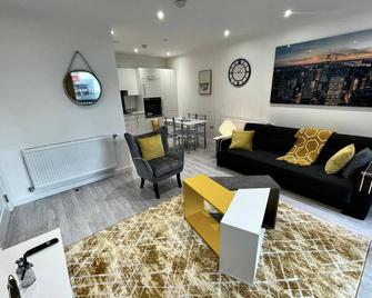 A look and feel of serenity located right in the centre of town. - Bexleyheath - Living room