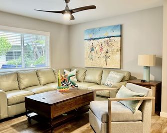 Apt 2: Fresh Light Unit with Private Patio, Steps to Beach - Carpinteria - Soggiorno