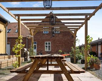 Holiday Apartment At Beautiful Solgaarden 6 - Svaneke - Patio