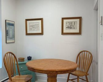 Seapearl Studio: Cozy Coastal Retreat in the Heart of Chester - Chester - Dining room