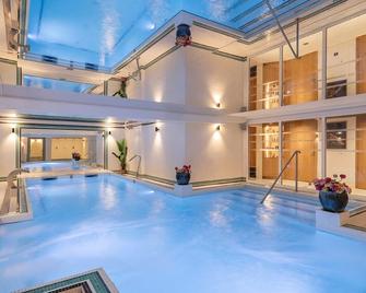 Grand Tonic Hotel & Spa Nuxe - ביאריץ - בריכה