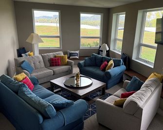 This Amazing River Getaway Is Perfect For You! Private Deck, Grill & Fire Pit! - Winona - Obývací pokoj