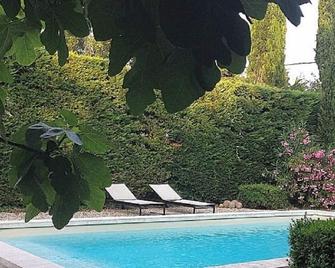 La Ferme Des Sablons - Violès - Piscina