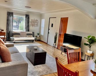 Charming Downtown Home by Bike Trail, Ri - Redding - Living room
