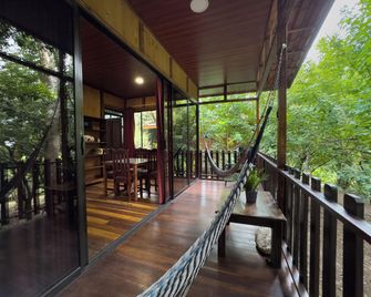 Hotel Heliconias Nature Inn & Hot Springs - Colonia Palmareña - Balcón