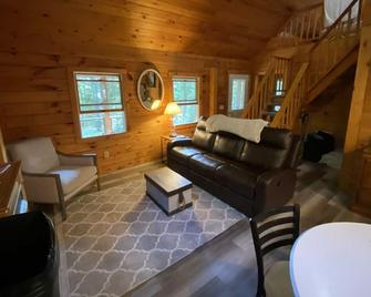 Bar Harbor Cabin Minutes to Downtown and Acadia National Park! - Bar Harbor - Living room