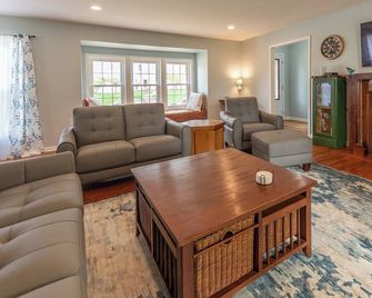 Spacious 4-bedroom house in Meadville, walking distance to Allegheny College - Meadville - Living room