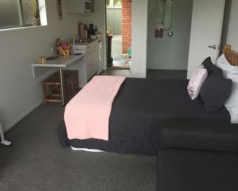 Private warm studio with free wifi and breakfast - Greymouth - Bedroom