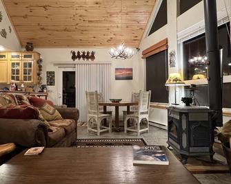 Cozy Swiss chalet with dazzling views 10 minutes from Mesa Verde National Park. - Mancos - Soggiorno