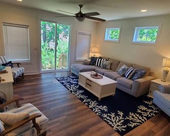 Cozy beach home, perfect for your next family vacation! - Ocean View - Living room