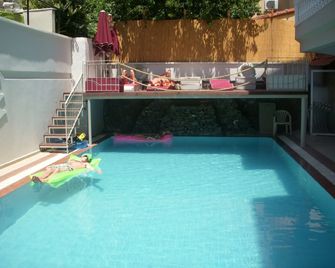 Sunrise Apartments - مارماريس - حوض السباحة