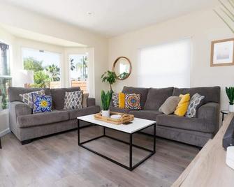 Artfully-styled bungalow in the heart of it all - San Diego - Living room