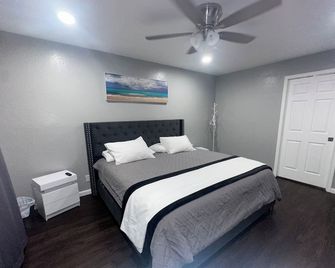 2 bedrooms, 1 bathroom cozy, modern apartment. With sofa bed ️\n - Midland - Bedroom