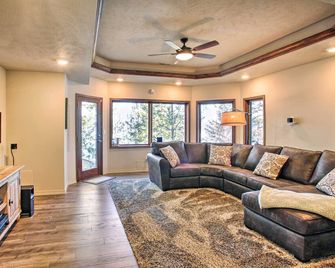 Luxurious Liberty Lake Hideaway w/ Hot Tub! - Liberty Lake - Living room