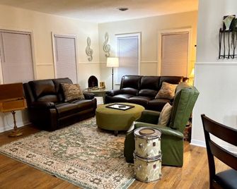Blind Boone Bungalow in the 'Burg– Charming and Stylish 2BR Downtown Retreat - Warrensburg - Obývací pokoj