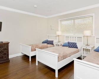 Beach Resort Getaway with Jacuzzi and Heated Pool - Lauderdale-by-the-Sea - Bedroom