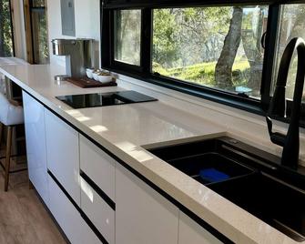 A Vineyard Tinyhome Escape - Angels Camp - Kitchen