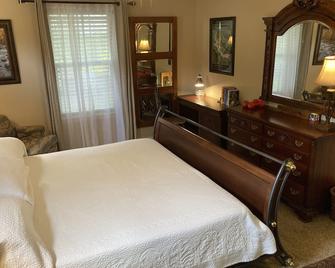 Classic City 3 bedroom 2 bath condo with deck close to UGA, Five Points, and Memorial Park in Athens - Athens - Yatak Odası