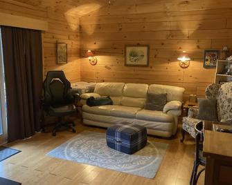 A Beautiful Log Cabin In The Woods, On Pontoosuc Lake, Yet Near Everything - Pittsfield - Living room