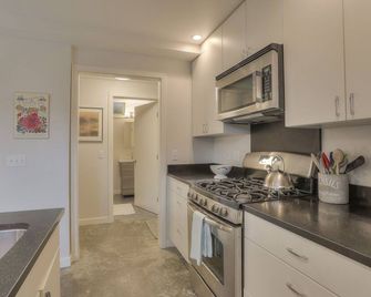 Quiet Ballard Courtyard Apartment Walk to Old Ballard Great cafes. - Seattle - Keittiö