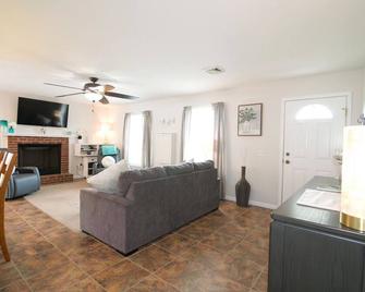 Windy Meadows - Cozy home in a peaceful and relaxing country setting. - Dillsburg - Living room