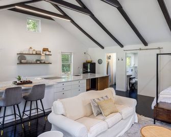 Newly Remodeled Cottage + Fire Pit - Hudson - Living room