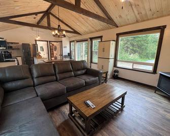 Cozy cabin in charming forested area - Spirit Lake - Sala de estar