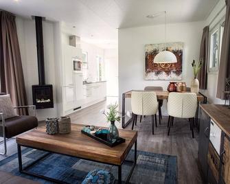 Spacious yard with a private hottub - Wekerom