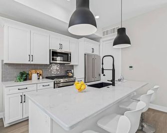 Luxury Two Story Condo Loft Style Downtown Rochester Hills - Rochester Hills - Kitchen