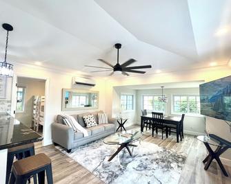 Newly remodeled 2-bedroom villa with WiFi, AC in lovely Treasure Cay - Treasure Cay - Living room