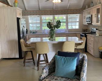Beautiful Breezy South Coast apartment on the Gap - St Lawrence Gap - Dining room