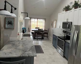 Beautiful \'Old Florida\' Pine Island Golf Course & Marina Home - Bokeelia - Kitchen