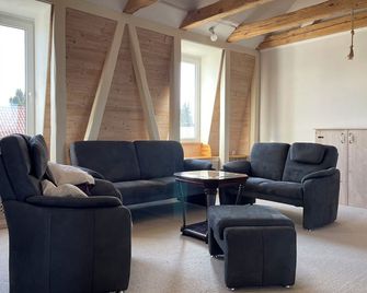 Großzügige Ferienwohnung nahe Berlin - Nauen - Living room