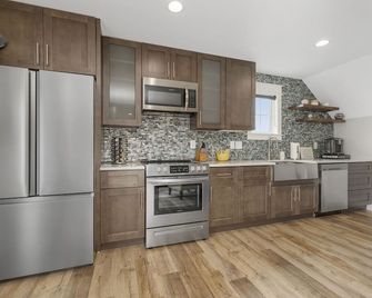 Modern Private Getaway with Lake Views - Concord - Cocina