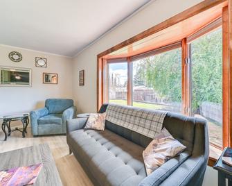 Pet-Friendly Camp Verde Home w/ Gas Grill! - Camp Verde - Living room