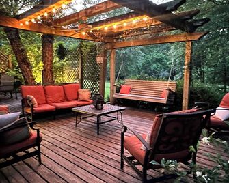 Serenity Lane: Luxury Farmhouse on 50 Acre Preserve near DeGray Lake Caddo River - Arkadelphia - Binnenhof