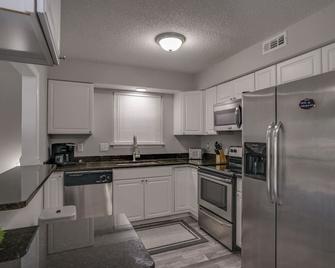 Fully Furnished, Tv, Roku & Internet. Just Bring Your Suitcase - Newport News - Kitchen