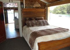 Charming Antique Boathouse Located Directly On Long Pond - Plymouth - Bedroom