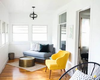 Charming Bungalow in the Heart of Town- Family Friendly/ 2 Bikes/ Firepit! - Palisade - Living room