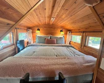Petite Bloom Hooosier Retreat - Bloomington - Bedroom