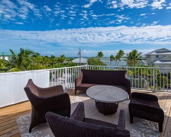 Breezeswept, Pool & Jacuzzi, Ocean views, 2 large decks, Quick Access to Water. - 램로드키 - 발코니