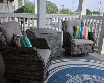 Water view condo overlooking Marina, with private deck - Southport - Balcone