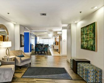 Holiday Inn Express & Suites Milwaukee-New Berlin By IHG - New Berlin - Sala de estar