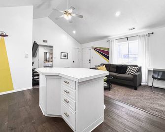 Quiet & Cozy 2br House Big Yard - Kansas City - Salon