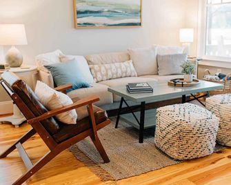 Retreat to Fairytale Cottage with Pool, Kayak - Irvington - Living room