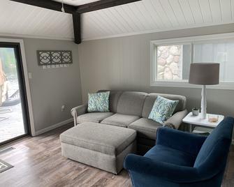 Gorgeous Renovated Cottage On Croton Pond - Newaygo - Sala de estar